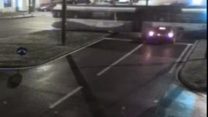 [VIDEO] Timişoara: Tânăr de 18 ani, fără permis şi care consumase alcool şi droguri, a intrat cu maşina într-un tramvai