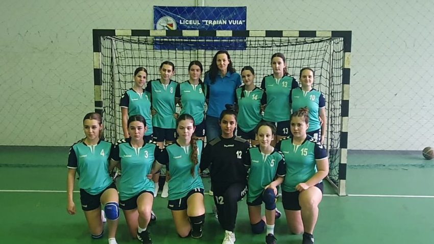 Un egal cât o victorie. Handbalistele junioare III ale Liceului Traian Vuia din Reşiţa au revenit spectaculos în duelul cu fetele din Sebeş Un egal cât o victorie. Handbalistele junioare III ale Liceului Traian Vuia din Reşiţa au revenit spectaculos în duelul cu fetele din Sebeş