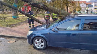 Hunedoara: Nou bilanţ al vântului puternic – cinci autoturisme avariate, şapte acoperişuri afectate