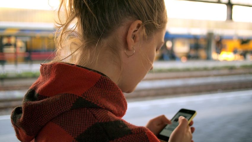 Franţa: Locuitorii din Seine-Port au votat pentru interzicerea telefoanelor mobile pe stradă Franţa: Locuitorii din Seine-Port au votat pentru interzicerea telefoanelor mobile pe stradă