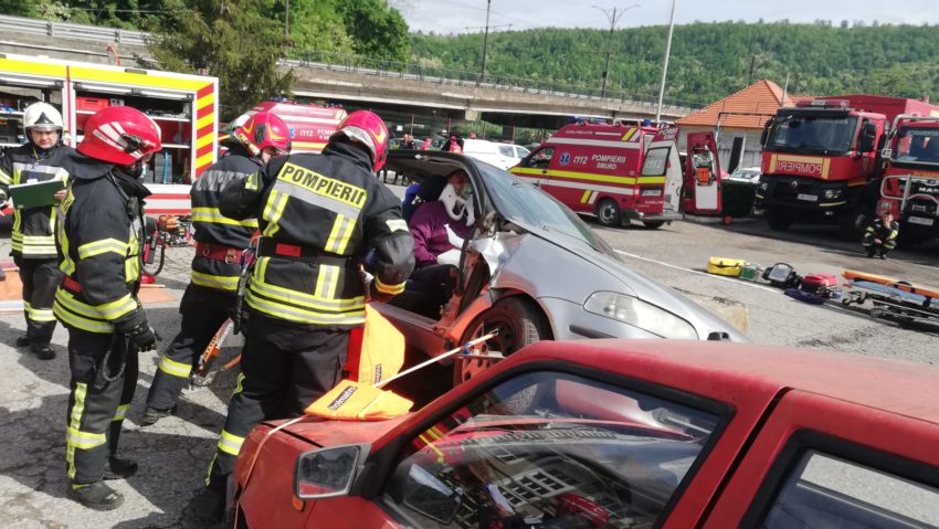 Salvatorii cărășeni au intervenit la două “accidente” produse chiar la sediul ISU Salvatorii cărășeni au intervenit la două “accidente” produse chiar la sediul ISU