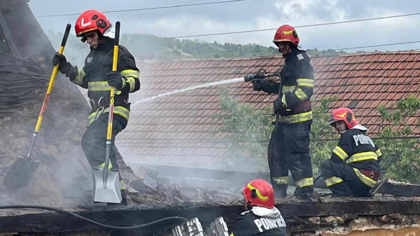 Pompierii din Oraviţa au intervenit pentru lichidarea unui incendiu produs la o locuință din comuna Goruia Pompierii din Oraviţa au intervenit pentru lichidarea unui incendiu produs la o locuință din comuna Goruia