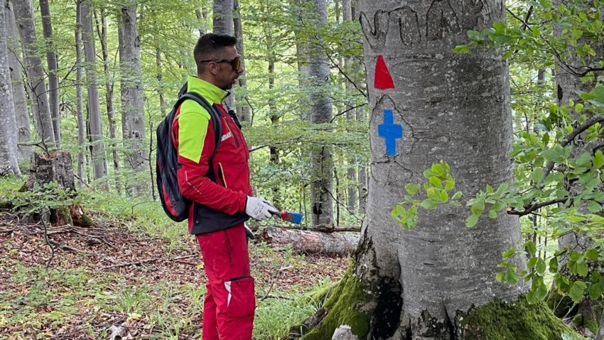 Salvamont Caraş-Severin reface marcajele turistice în Munţii Ţarcu Salvamont Caraş-Severin reface marcajele turistice în Munţii Ţarcu