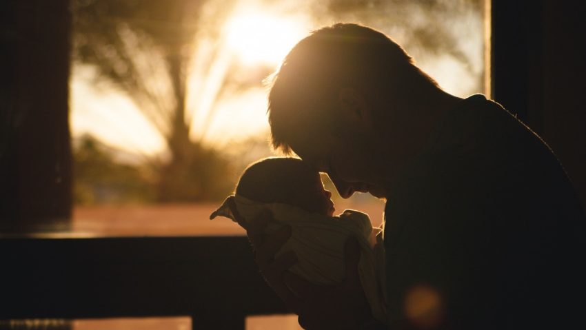 Ziua tatălui diferă de la ţară la ţară. În România este sărbătorită, anul acesta, pe 12 mai Ziua tatălui diferă de la ţară la ţară. În România este sărbătorită, anul acesta, pe 12 mai