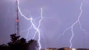 Tragedie provocată de fulger în Turnu Ruieni: un tânăr a murit, altul este rănit