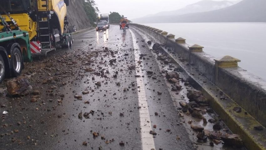 Circulație blocată între Severin și Orșova, din cauza căderilor de pietre Circulație blocată între Severin și Orșova, din cauza căderilor de pietre
