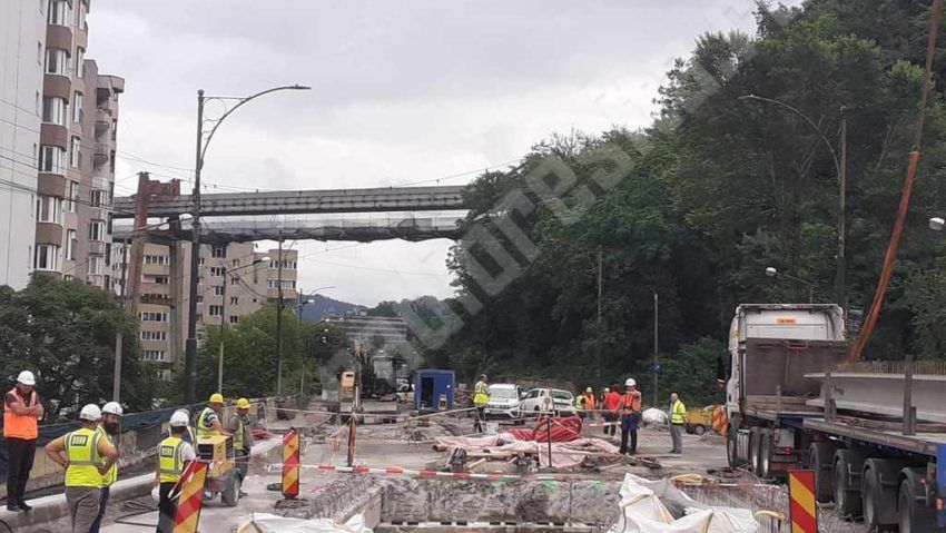 Grinzile necesare consolidării podului pasajului rutier de la Nera au ajuns la Reşiţa