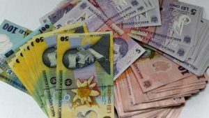Leul atinge un nou minim istoric în raport cu euro; ROBOR se apropie de 7,5%