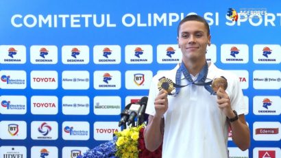 David Popovici, la întoarcerea în ţară: pentru aceste 2 bucăţi de metal unii muncim o viaţă