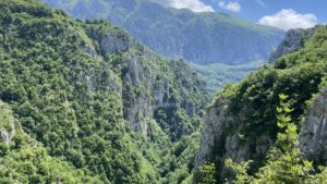Vara în Parcul Național Domogled – Valea Cernei: aventură, alpinism și viitoarele tabere Junior Ranger pentru copii
