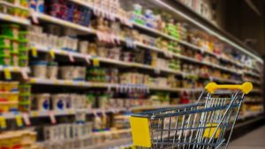 Plafonarea adaosului comercial la alimentele de bază, prelungită până la 30 septembrie 2025. Lista completă a produselor vizate