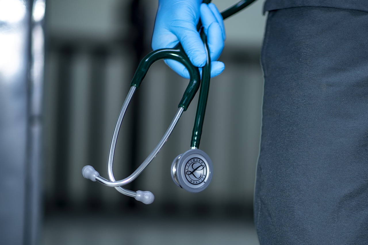 Cnhas CNAS simplifică procedura de înlocuire a medicilor de familie aflați în ...