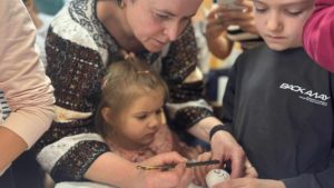 Tradițiile pascale reunesc comunitățile: Atelier de încondeiere a ouălor la Copăcele