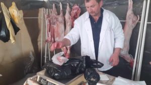 Carne de miel proaspătă pentru masa de Paște, direct de la fermierii locali, în Piața Reșița Nord