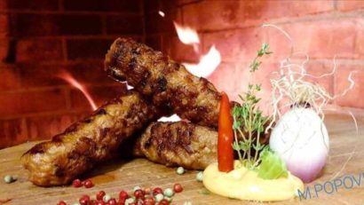 Nu este 1 Mai fără mirosul de mici sfârâind pe gratar! Ce conţine cea mai gustoasă reţetă de mici din Banat