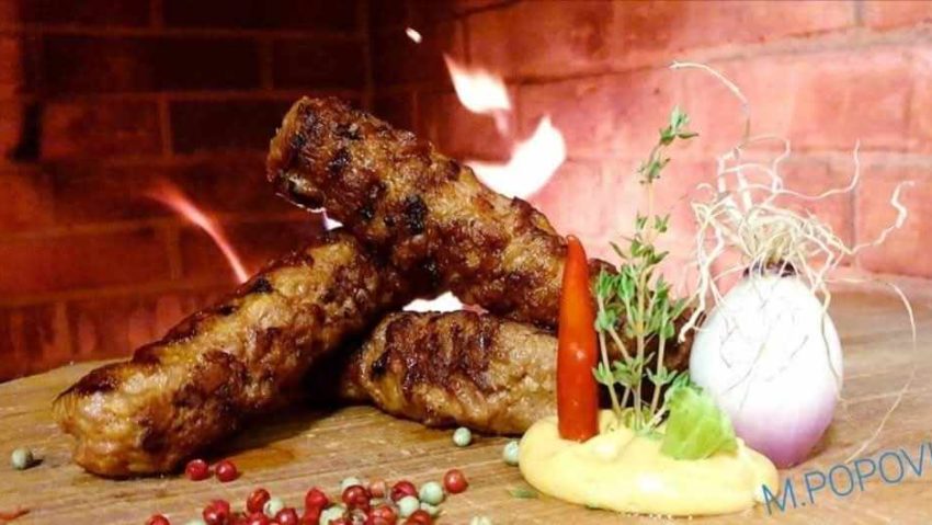 Nu este 1 Mai fără mirosul de mici sfârâind pe gratar! Ce conţine cea mai gustoasă reţetă de mici din Banat Nu este 1 Mai fără mirosul de mici sfârâind pe gratar! Ce conţine cea mai gustoasă reţetă de mici din Banat