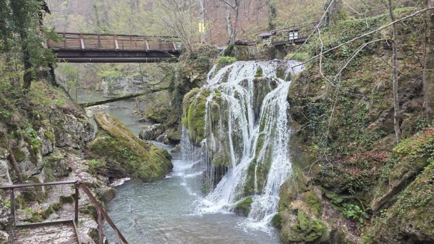 O nouă atracție turistică la Paralela 45: Prinde contur pasarela suspendată din apropierea Cascadei Bigăr