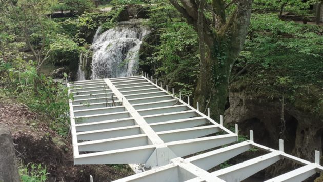 Pasarela panoramică de la Cascada Bigăr prinde contur în Cheile Minişului: Proiectul Primăriei Bozovici, tot mai aproape de finalizare