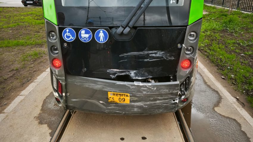 Tramvaiele din Reșița au fost „atacate” de 26 de ori