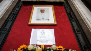 Trupul neînsufleţit al Papei Francisc va fi depus miercuri în Bazilica Sfântul Petru până la funeralii 