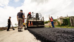 Reşiţa: Investiție rutieră în Dealul Crucii. Asfaltarea străzii Mierlei fluidizează traficul greu și favorizează extinderea transportului public
