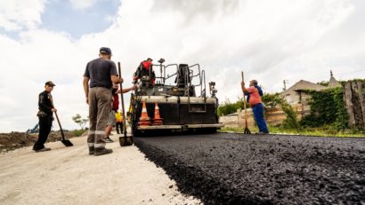 Reşiţa: Investiție rutieră în Dealul Crucii. Asfaltarea străzii Mierlei fluidizează traficul greu și favorizează extinderea transportului public