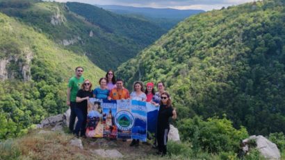 Grup de turiști din toată țara, în vizită la comunitățile etnice din Banatul de Munte
