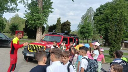 Salvamont și elevii din Caransebeș, parteneri pentru educație ecologică și siguranță în natură