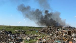 Incendiu la un depozit ilegal de deșeuri din Bocșa – Amenzi de 75.000 lei și măsuri ferme de remediere