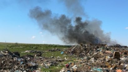 Incendiu la un depozit ilegal de deșeuri din Bocșa – Amenzi de 75.000 lei și măsuri ferme de remediere