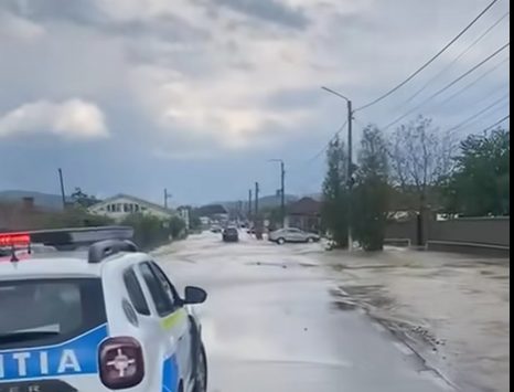 Caraş-Severin: DN 58B, inundat la ieşirea din Bocşa