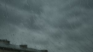 Furtuni, vânt puternic și temperaturi în scădere între 15 și 17 mai