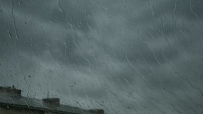 Furtuni, vânt puternic și temperaturi în scădere între 15 și 17 mai