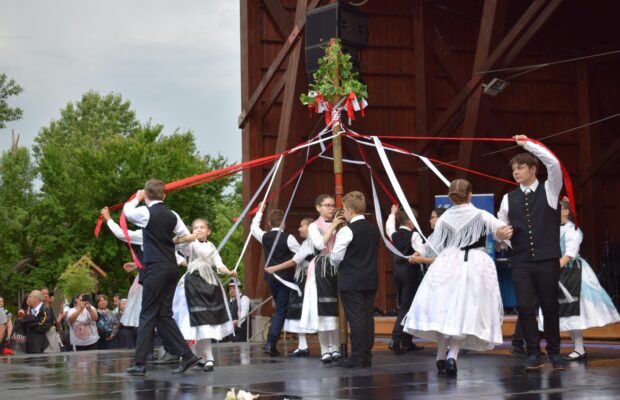 Festivalul Etniilor revine la Băile Herculane pe 9 mai 2025: Tradiții, diversitate și spectacol multicultural Festivalul Etniilor revine la Băile Herculane pe 9 mai 2025: Tradiții, diversitate și spectacol multicultural