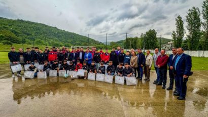 Fotbalul din Moldova Nouă, sprijinit de Aquacaraş!