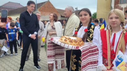 Campania “Şcolile Generaţiei de Aur” a ajuns în Caraş-Severin! Gică Popescu, primit cu pâine şi sare la Grădinari şi Greoni