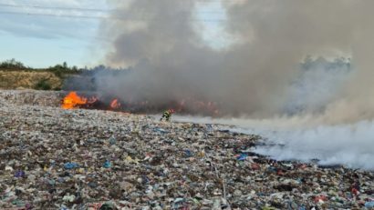 Incendiu de proporţii la depozitul de deşeuri din Lupac
