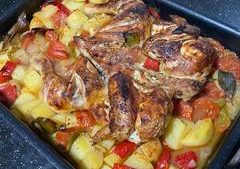 Macrou în sos pizzaiola cu cartofi sotați – rețetă mediteraneană