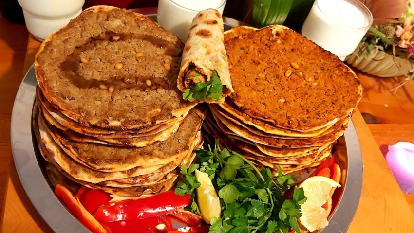 Pizza turcească cu vită și rodie – rețeta orientală Pizza turcească cu vită și rodie – rețeta orientală