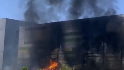 Incendiu de proporţii în Arad! Flăcările au ajuns în interiorul centrului comercial Agora