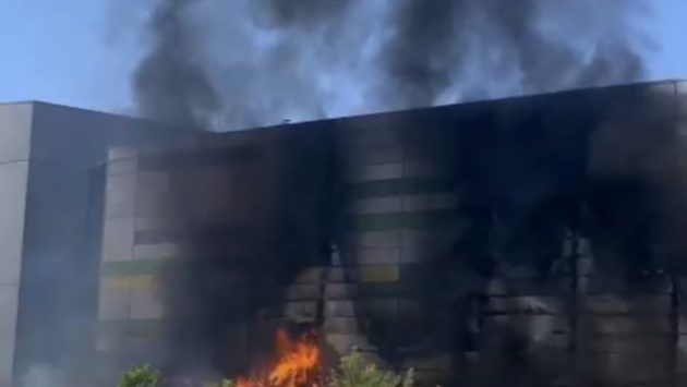 Incendiu de proporţii în Arad! Flăcările au ajuns în interiorul centrului comercial Agora