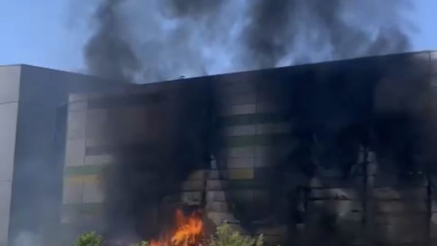 Incendiu de proporţii în Arad! Flăcările au ajuns în interiorul centrului comercial Agora