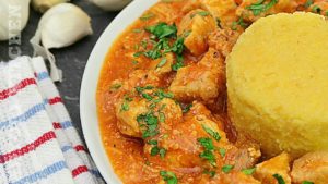 Tocană mediteraneană gătită lent cu mămăligă – rețeta savuroasă de sâmbătă