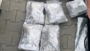 Traficant de droguri prins la Arad cu 6,5 kg de canabis ascunse în pachete cu cafea – Acțiune DIICOT Hunedoara