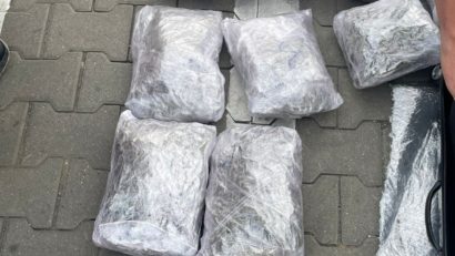 Traficant de droguri prins la Arad cu 6,5 kg de canabis ascunse în pachete cu cafea – Acțiune DIICOT Hunedoara