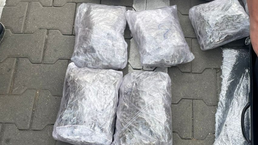 Traficant de droguri prins la Arad cu 6,5 kg de canabis ascunse în pachete cu cafea – Acțiune DIICOT Hunedoara Traficant de droguri prins la Arad cu 6,5 kg de canabis ascunse în pachete cu cafea – Acțiune DIICOT Hunedoara