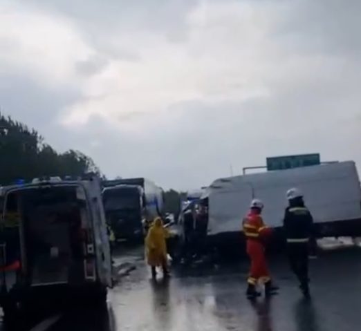 Video Arad: Accident cu 11 persoane implicate pe autostrada A1 Video Arad: Accident cu 11 persoane implicate pe autostrada A1