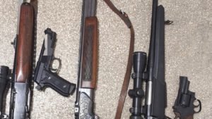Zeci de arme letale și neletale au fost confiscate de polițiștii cărășeni