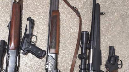 Zeci de arme letale și neletale au fost confiscate de polițiștii cărășeni