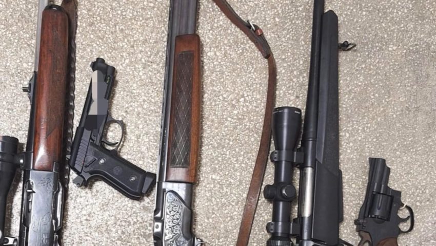 Zeci de arme letale și neletale au fost confiscate de polițiștii cărășeni Zeci de arme letale și neletale au fost confiscate de polițiștii cărășeni